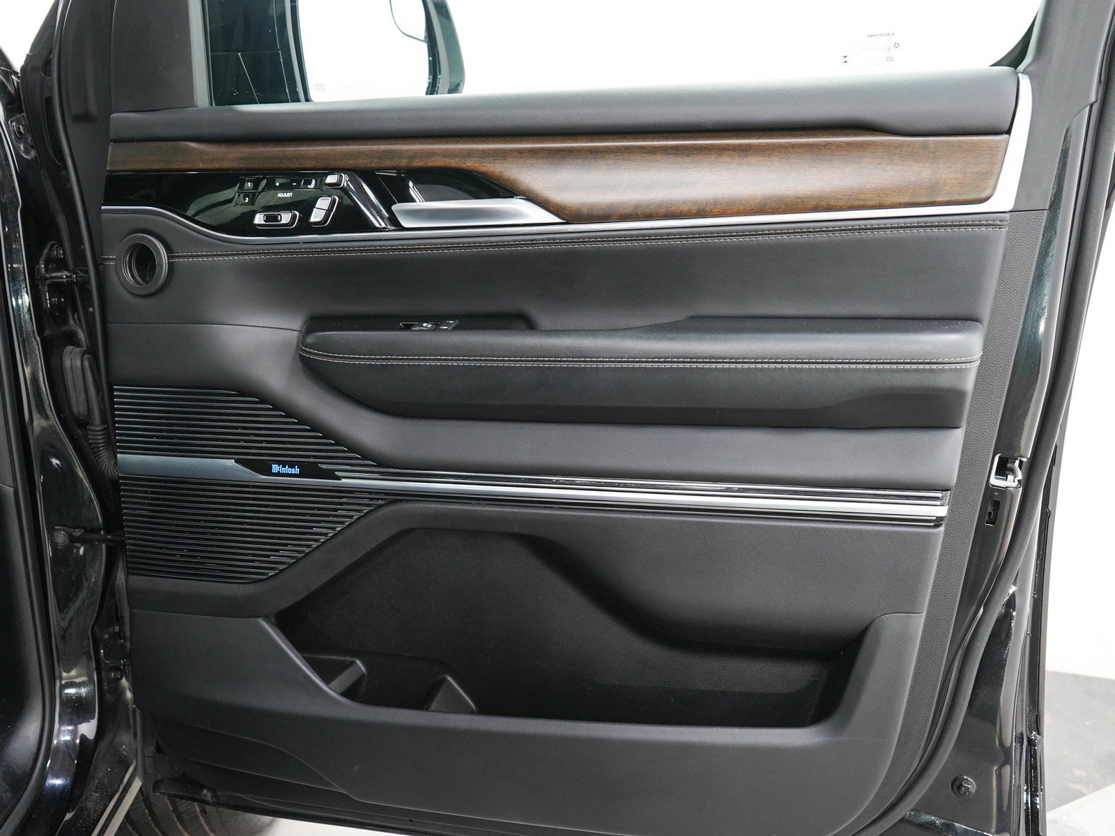 Used 2023 Jeep Grand Wagoneer Series II AWD/4WD image 12