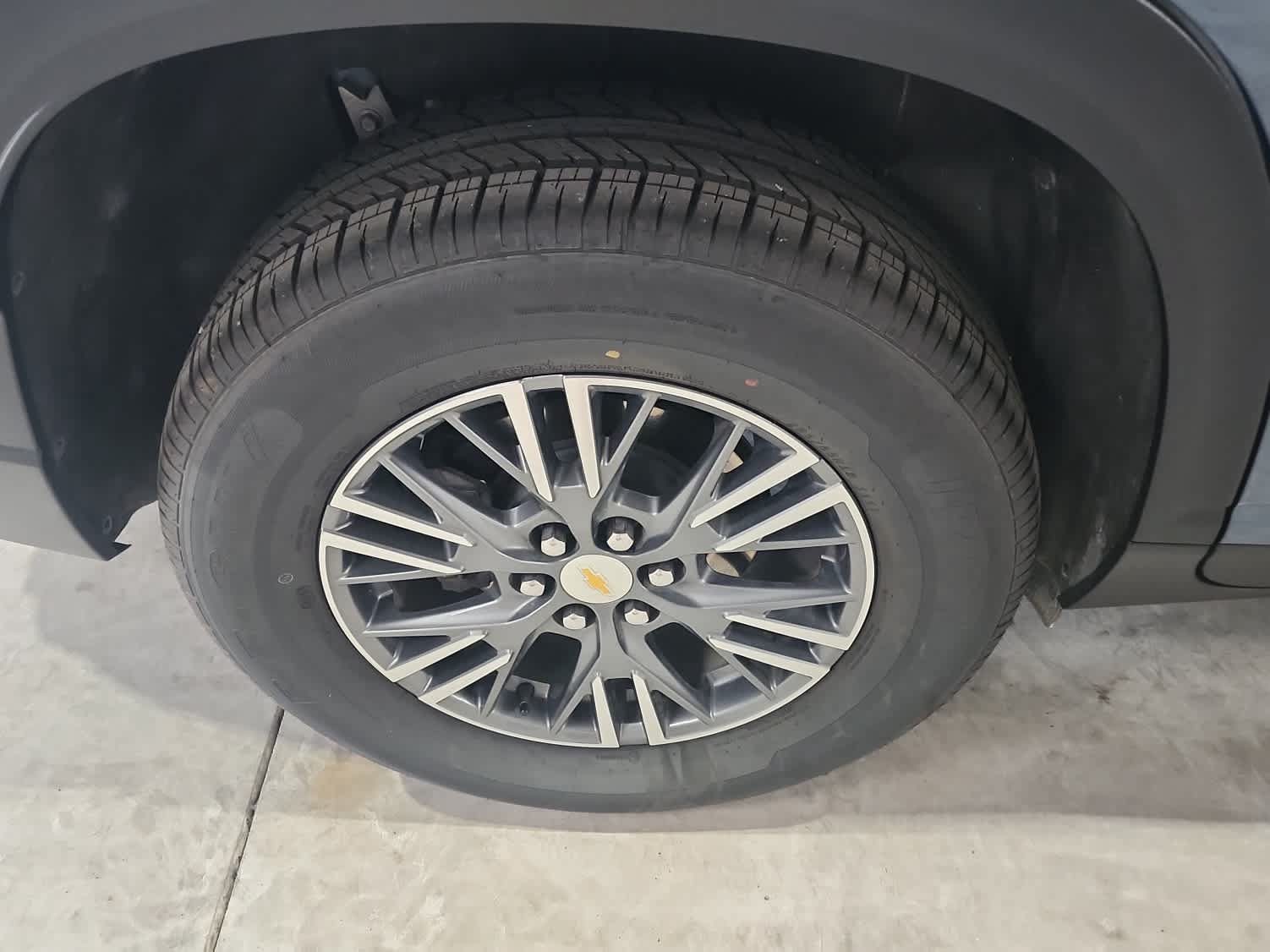 Used 2025 Chevrolet Traverse LT FWD image 15