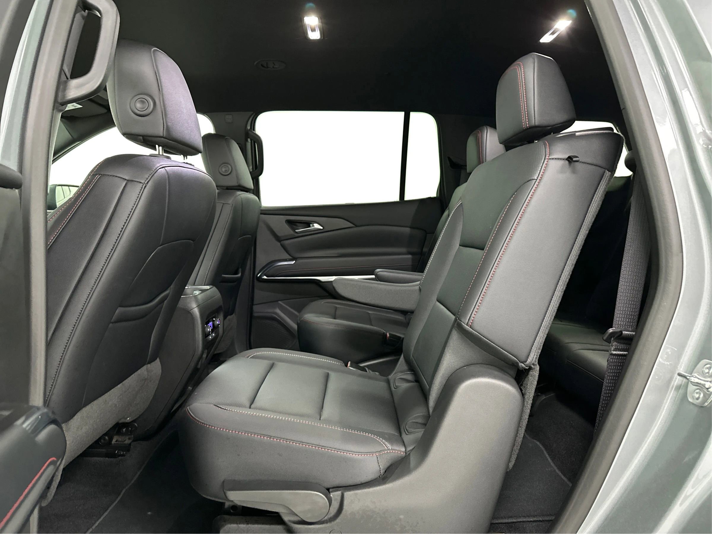 Used 2025 Chevrolet Traverse Z71 image 10