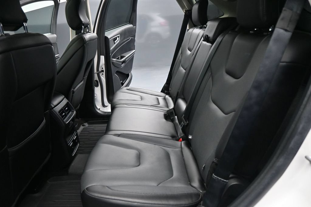 Used 2018 Ford Edge Titanium w/ Equipment Group 302A AWD/4WD image 20