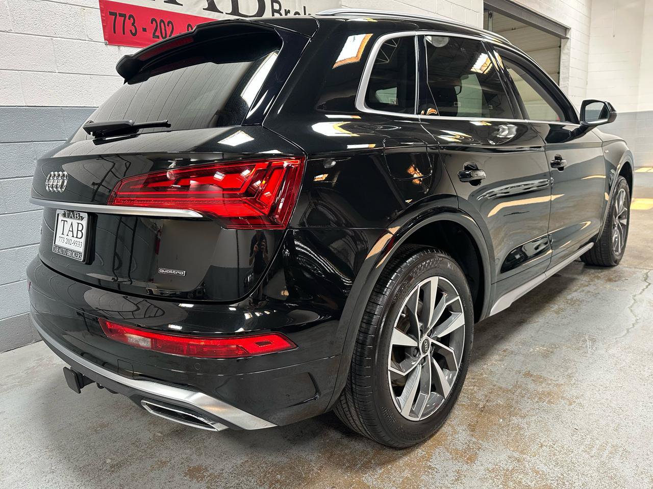 Used 2023 Audi Q5 45 TFSI Premium Plus Sport Uti w/ Premium Plus Package AWD/4WD image 3