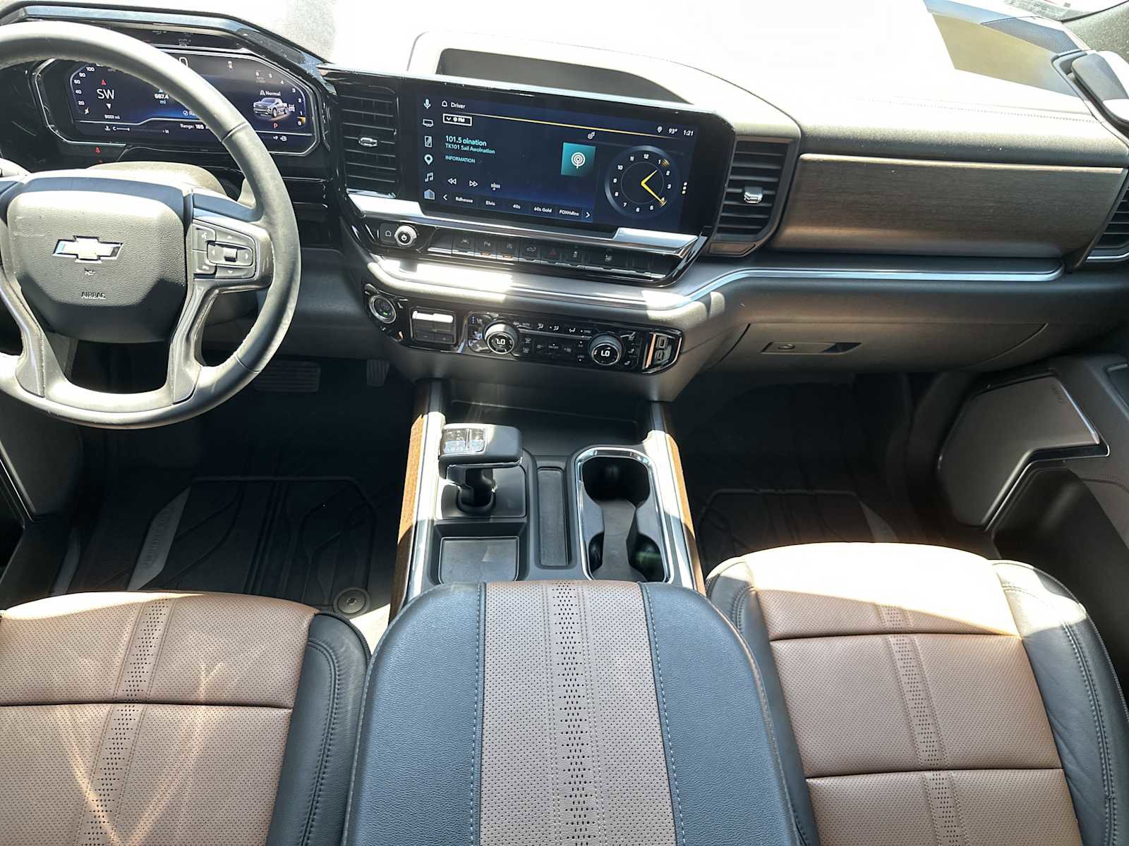 Used 2025 Chevrolet Silverado 1500 High Country w/ High Country Premium Package AWD/4WD image 16