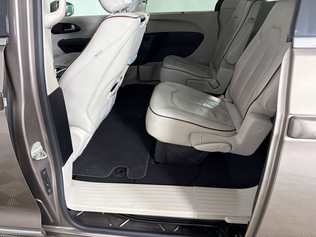 Used 2018 Chrysler Pacifica Limited w/ Tire & Wheel Group FWD image 22