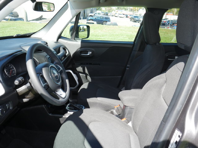 Used 2019 Jeep Renegade Sport w/ Sport Appearance Group AWD/4WD image 2