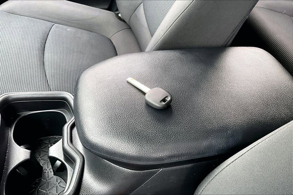 Used 2021 Toyota RAV4 LE image 10