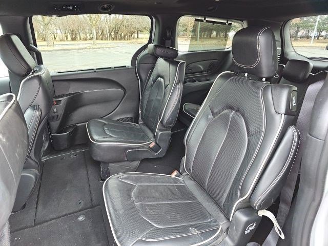 Used 2025 Chrysler Pacifica Limited image 18