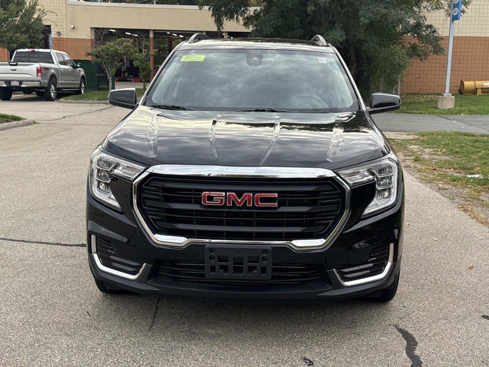 Used 2022 GMC Terrain SLE w/ Driver Convenience Package image 2