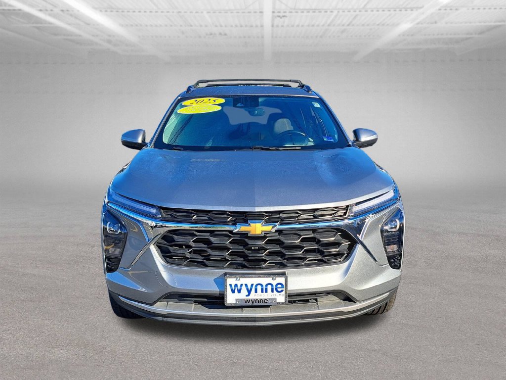 Used 2025 Chevrolet Trax LT w/ Driver Confidence Package FWD image 2