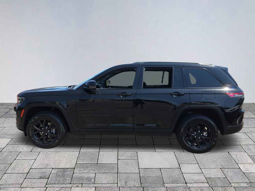 Used 2024 Jeep Grand Cherokee Altitude RWD image 4