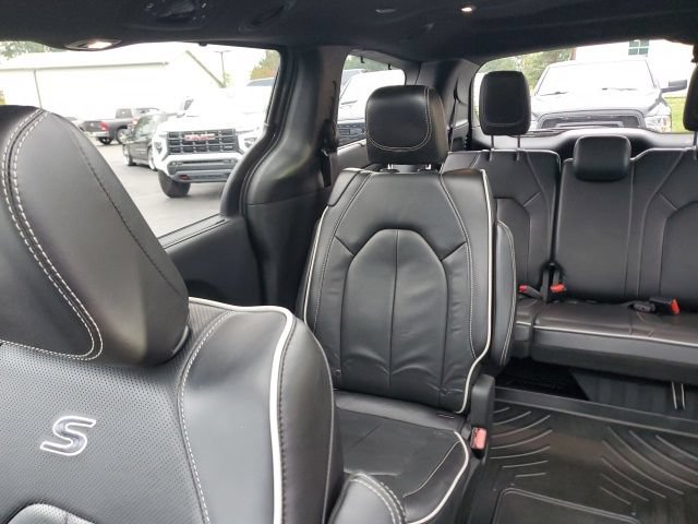 Used 2025 Chrysler Pacifica Limited AWD/4WD image 14