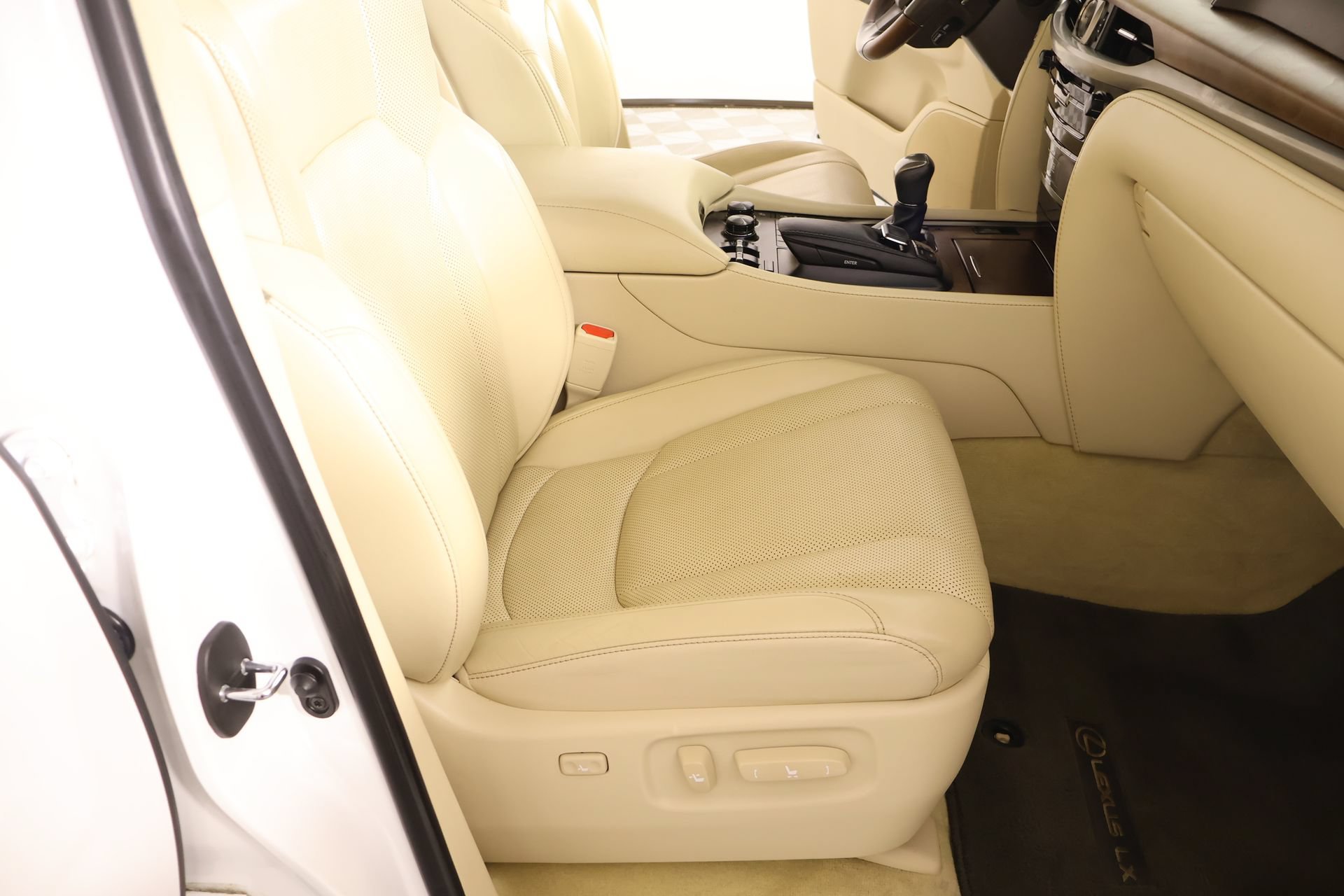 Used 2021 Lexus LX 570 4WD w/ Luxury Package image 16