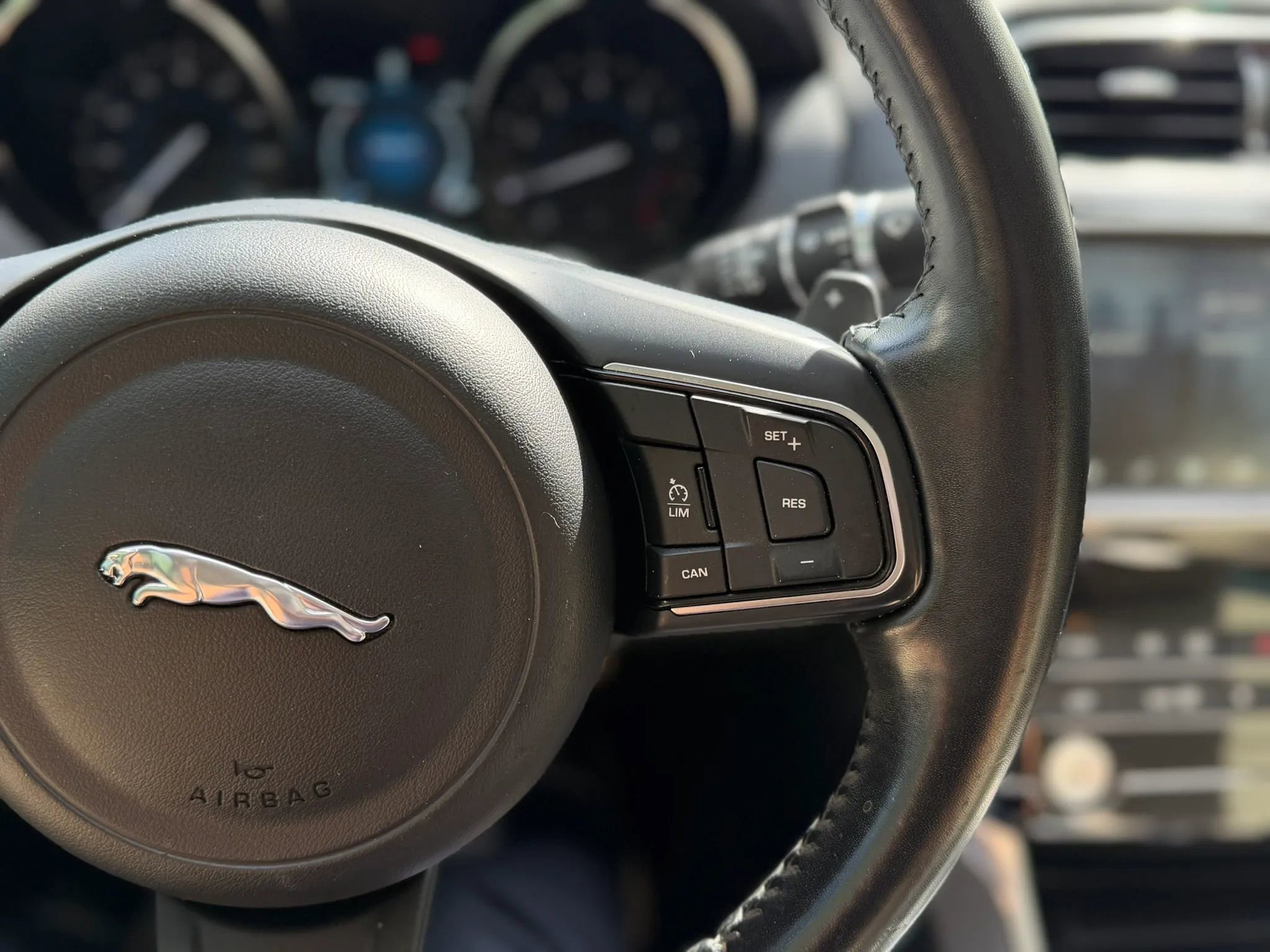 Used 2019 Jaguar XE Premium image 26