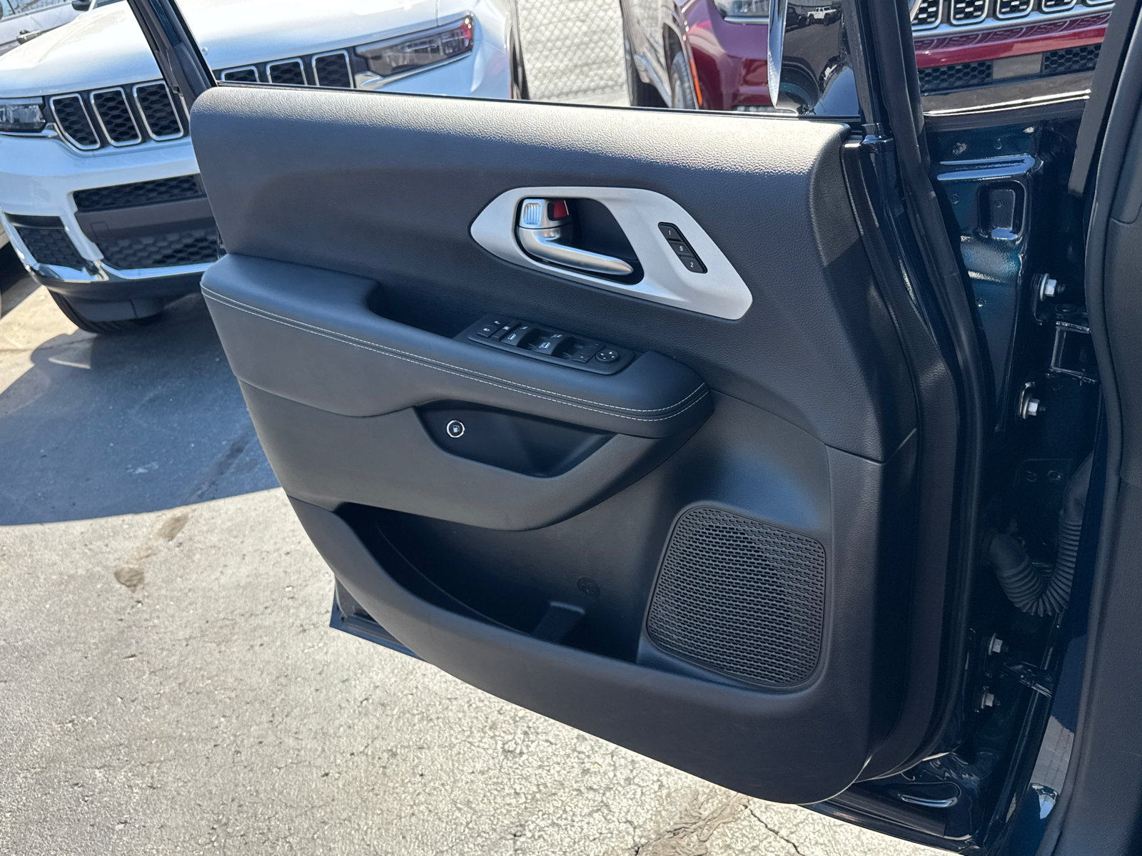 Used 2024 Chrysler Pacifica Limited FWD image 16