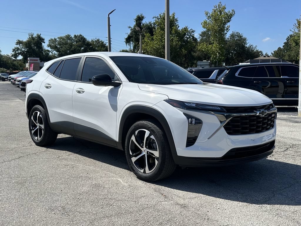 Used 2025 Chevrolet Trax RS FWD image 2
