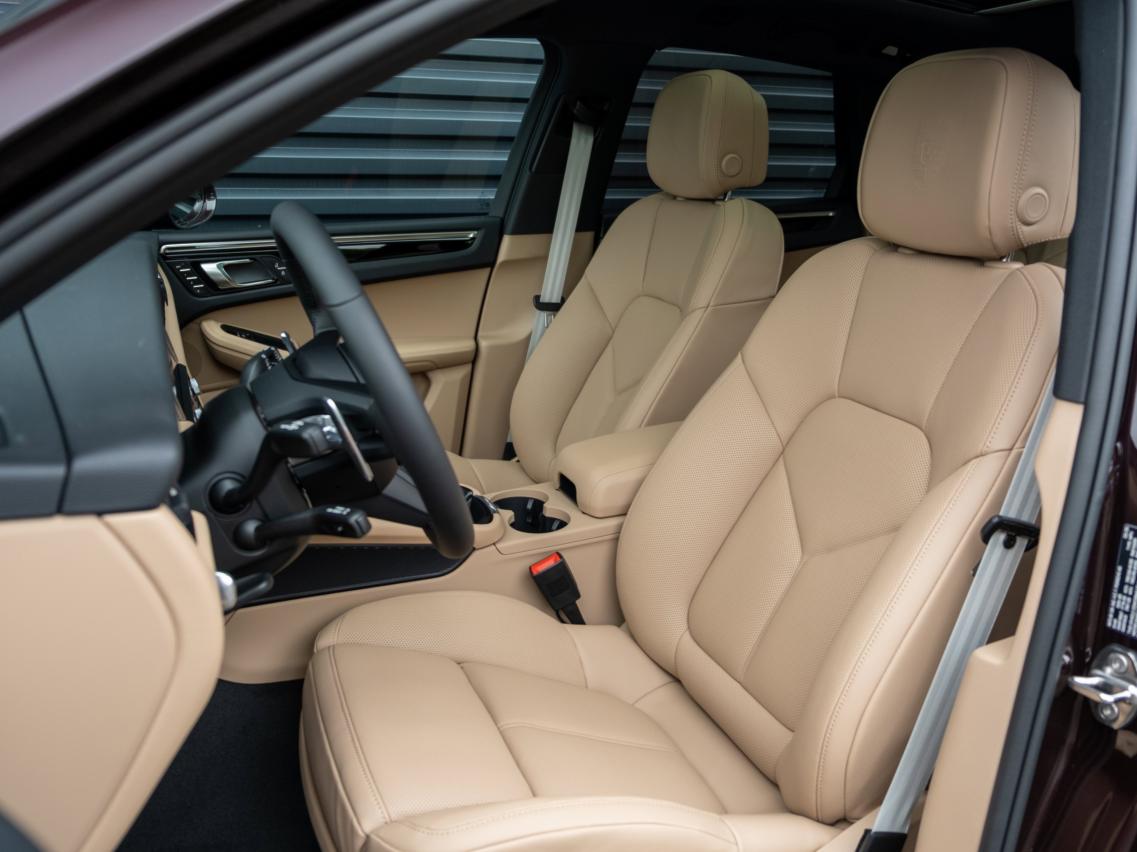 Certified 2025 Porsche Macan image 5