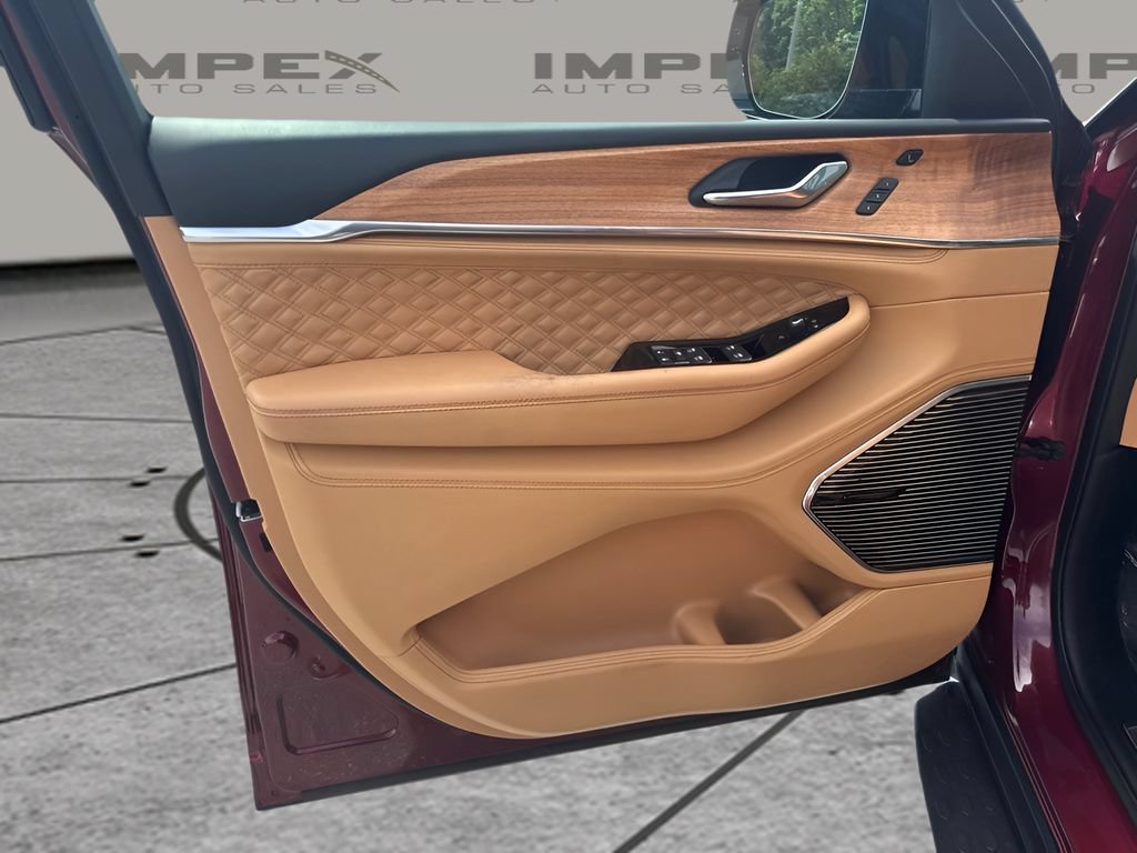 Used 2025 Jeep Grand Cherokee L Summit w/ Advanced Protech Group IV AWD/4WD image 17