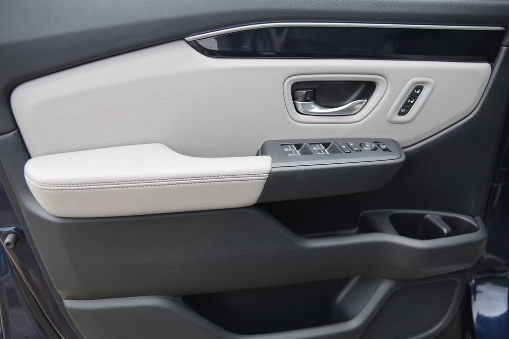 Used 2025 Honda Pilot EX-L image 11