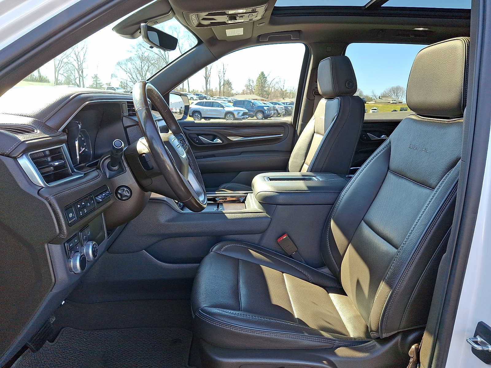 Used 2021 GMC Yukon Denali w/ Denali Premium Package image 15