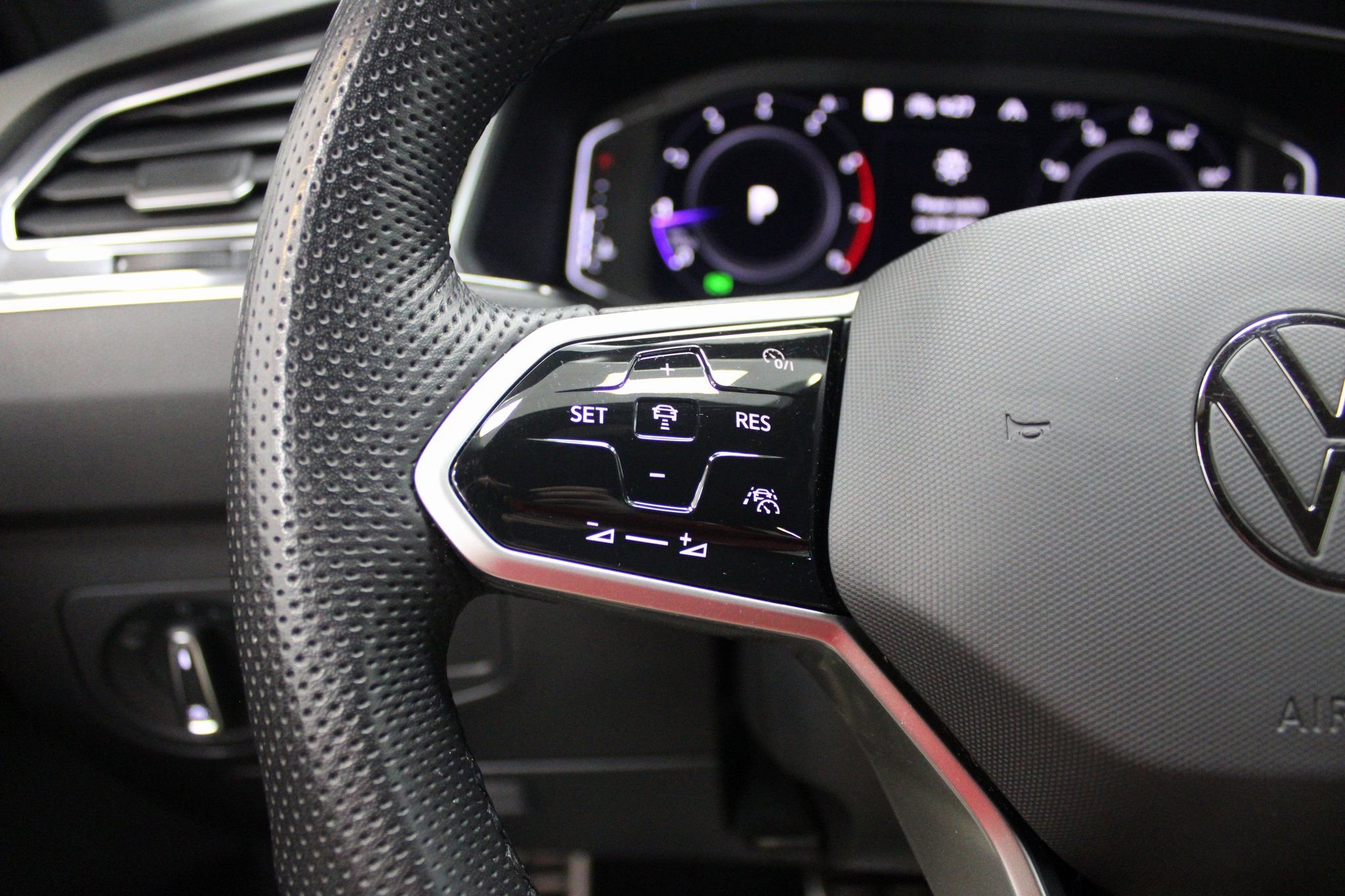 Used 2022 Volkswagen Tiguan SEL R-Line image 37