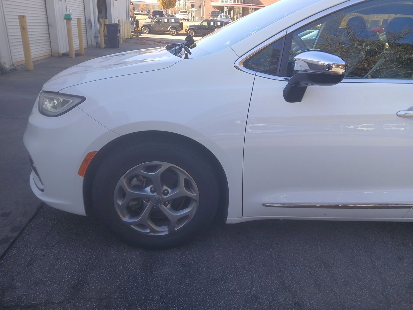 Used 2023 Chrysler Pacifica Limited image 3