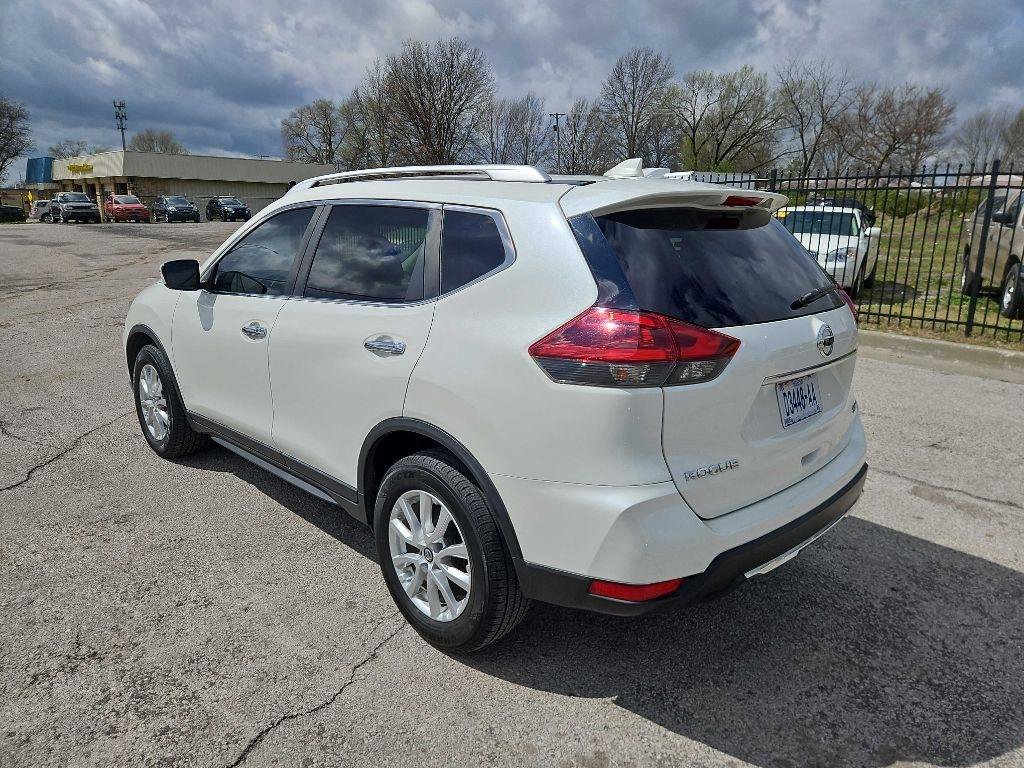 Used 2018 Nissan Rogue SV image 3