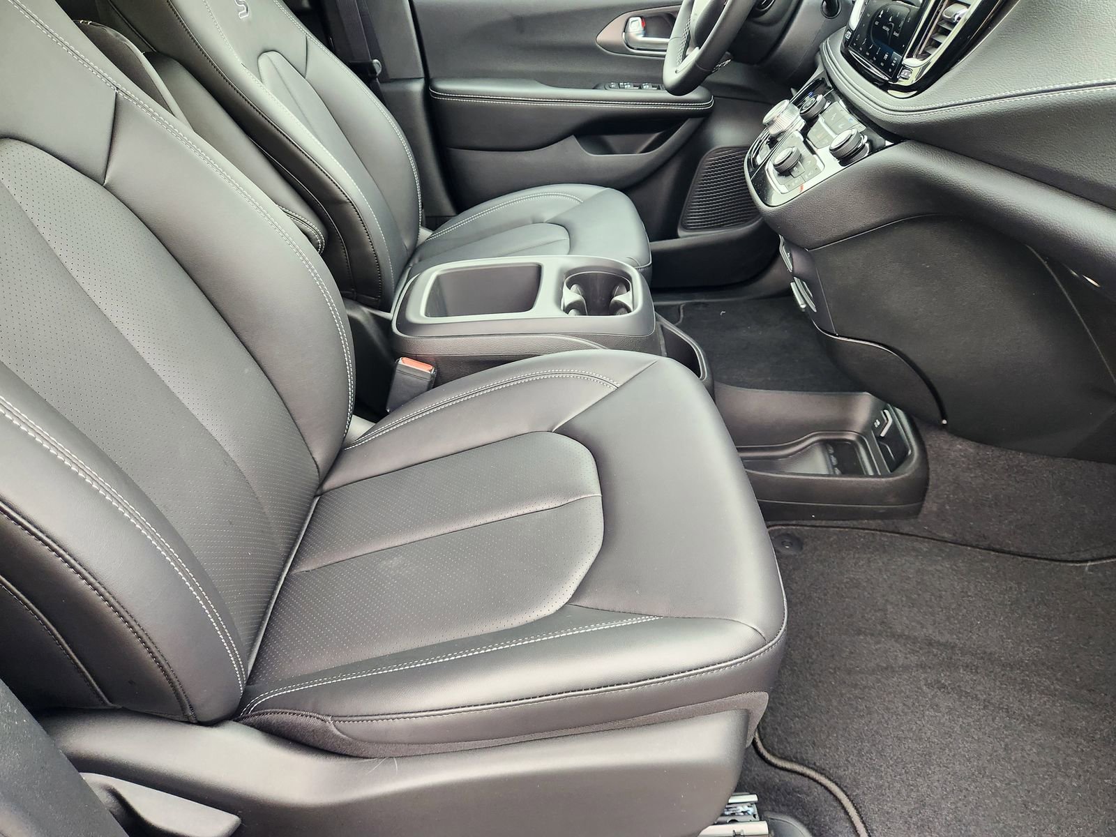 New 2026 Chrysler Pacifica Select image 13