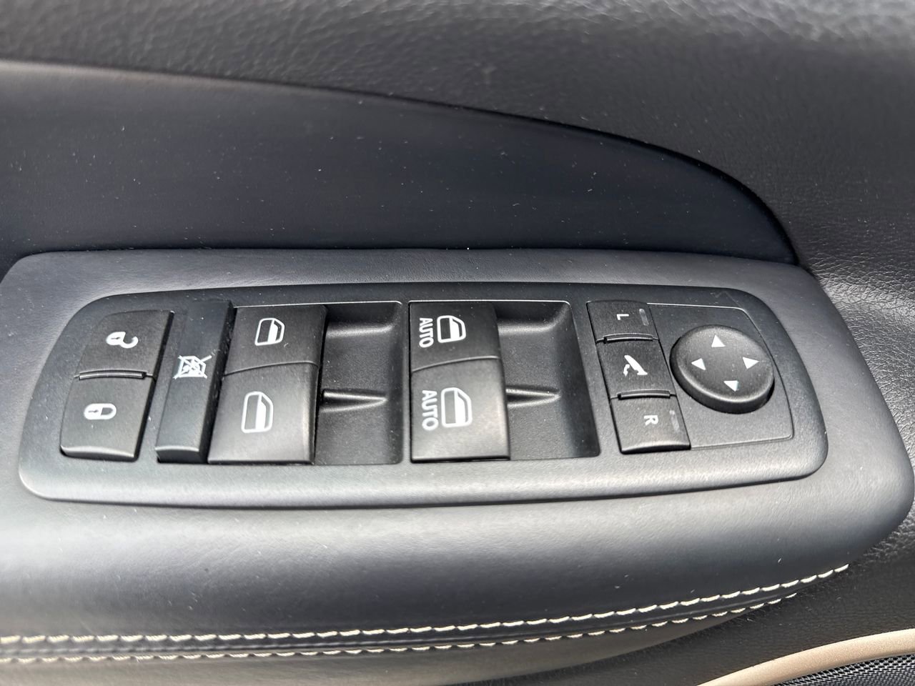 Used 2016 Jeep Grand Cherokee Overland w/ Advanced Technology Group image 16