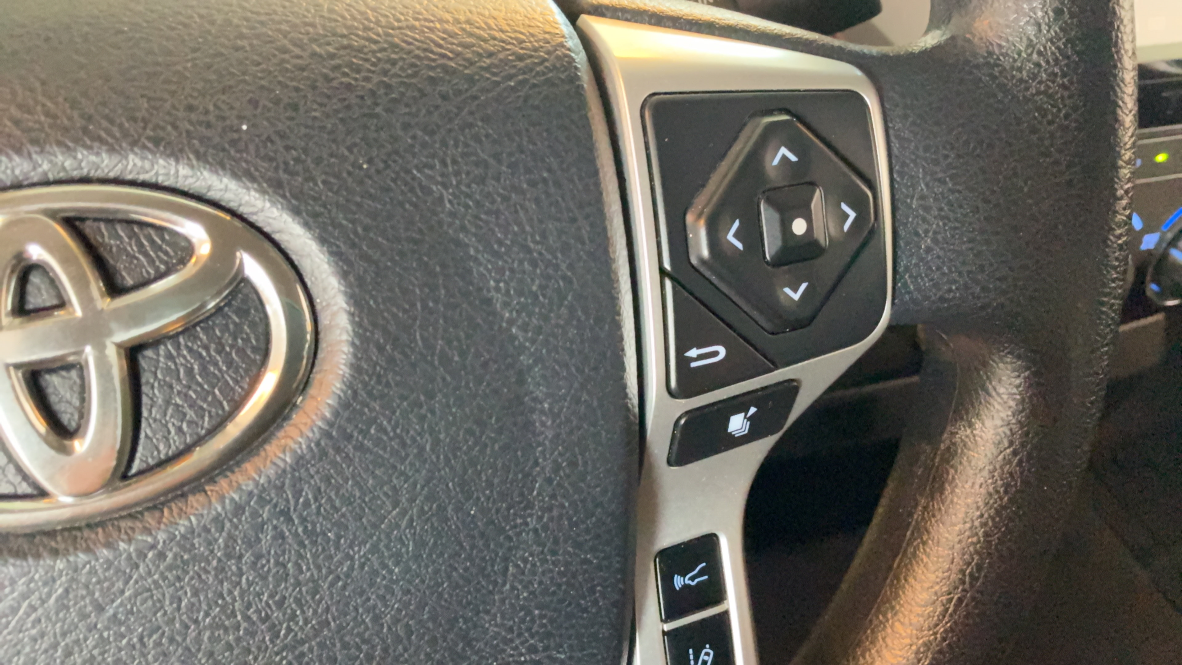 Used 2019 Toyota Tundra SR5 AWD/4WD image 16