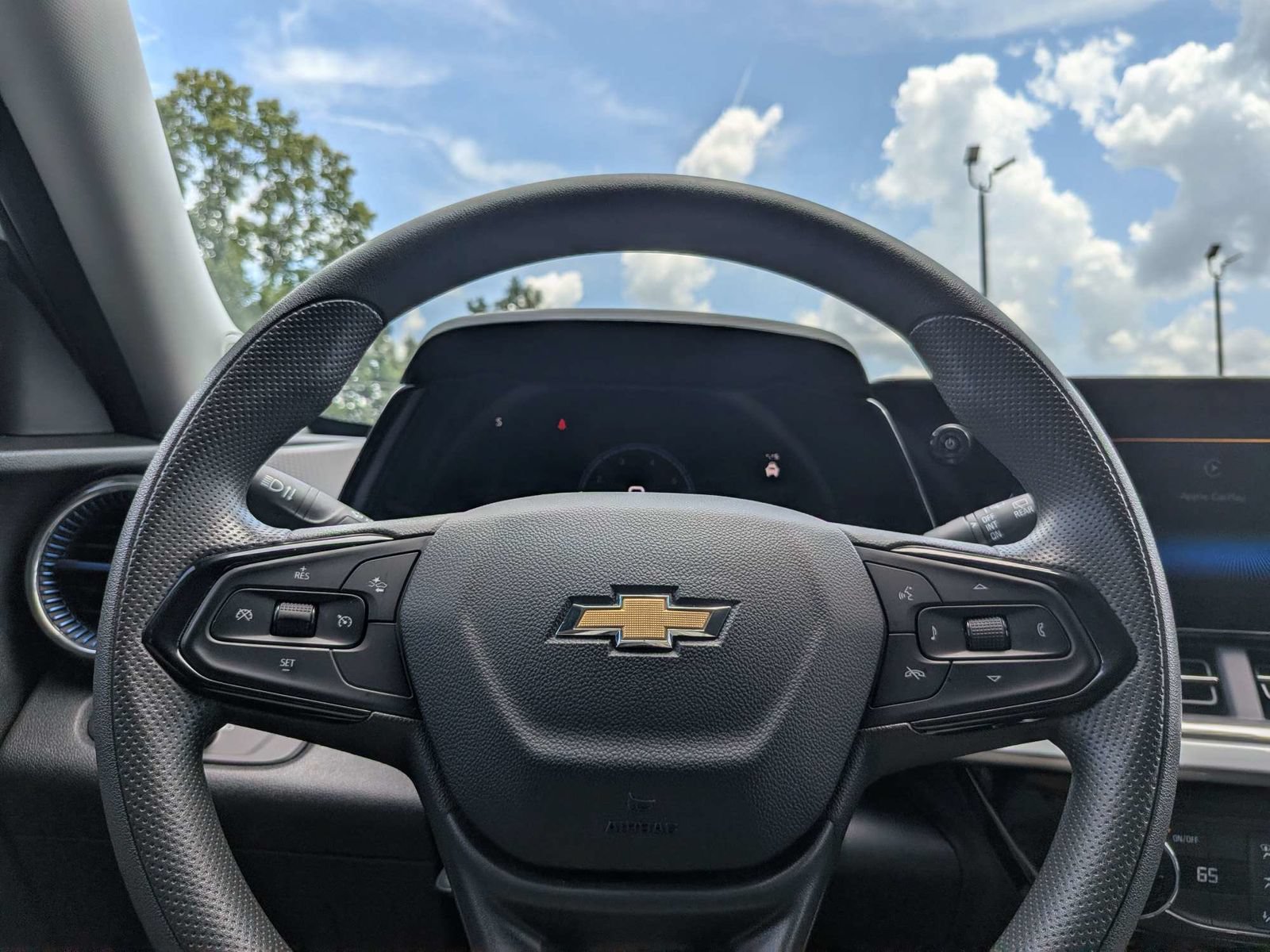 Used 2025 Chevrolet Trax LT FWD image 25