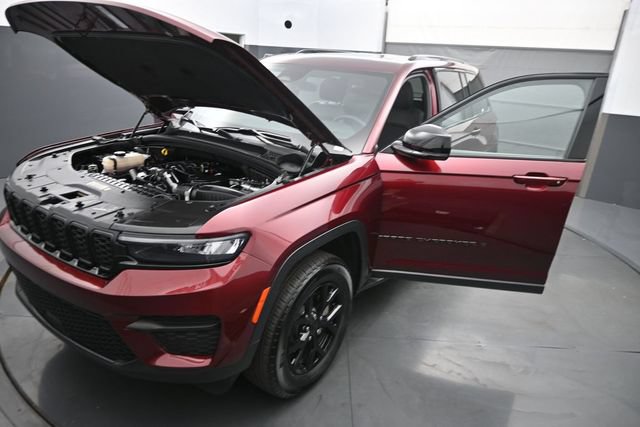 Used 2025 Jeep Grand Cherokee Altitude AWD/4WD image 38