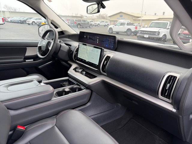 Used 2025 Ford Expedition Active image 23