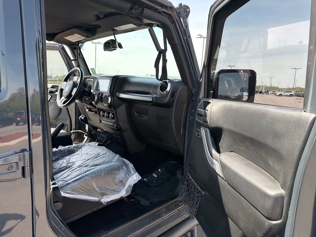 Used 2017 Jeep Wrangler Unlimited Rubicon w/ Connectivity Group image 28