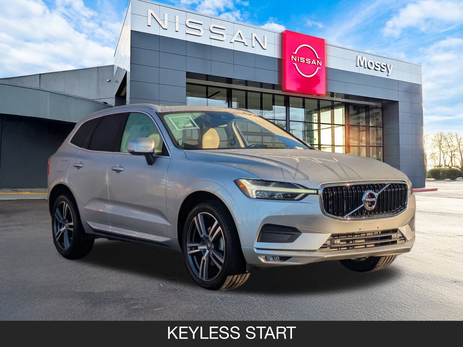 Used 2021 Volvo XC60 T5 Momentum image 2