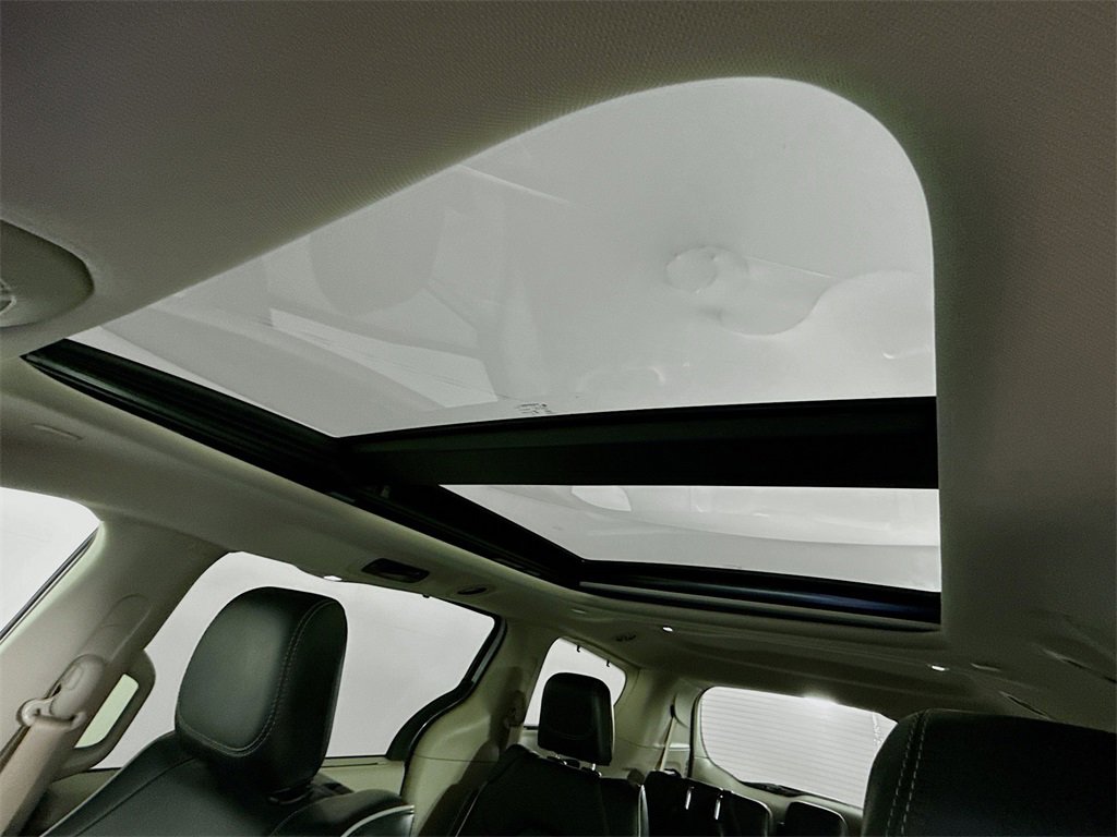 Used 2022 Chrysler Pacifica Limited w/ Uconnect Theater Family Group image 14