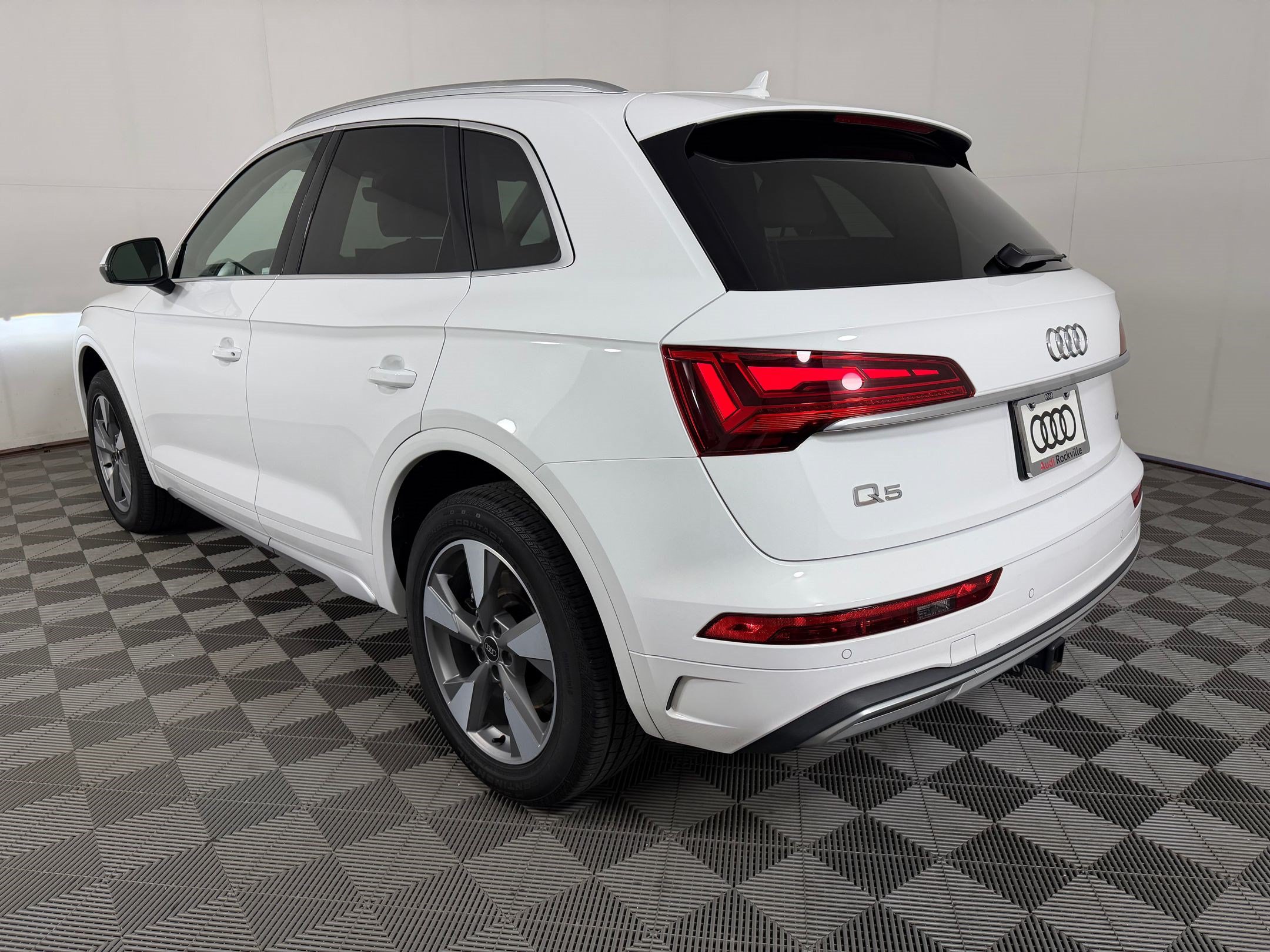 Certified 2023 Audi Q5 Premium w/ Convenience Package AWD/4WD image 3