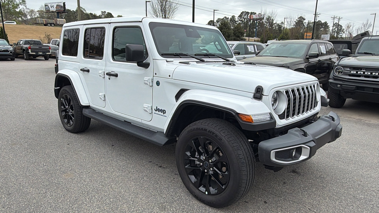 Used 2025 Jeep Wrangler Sahara image 5