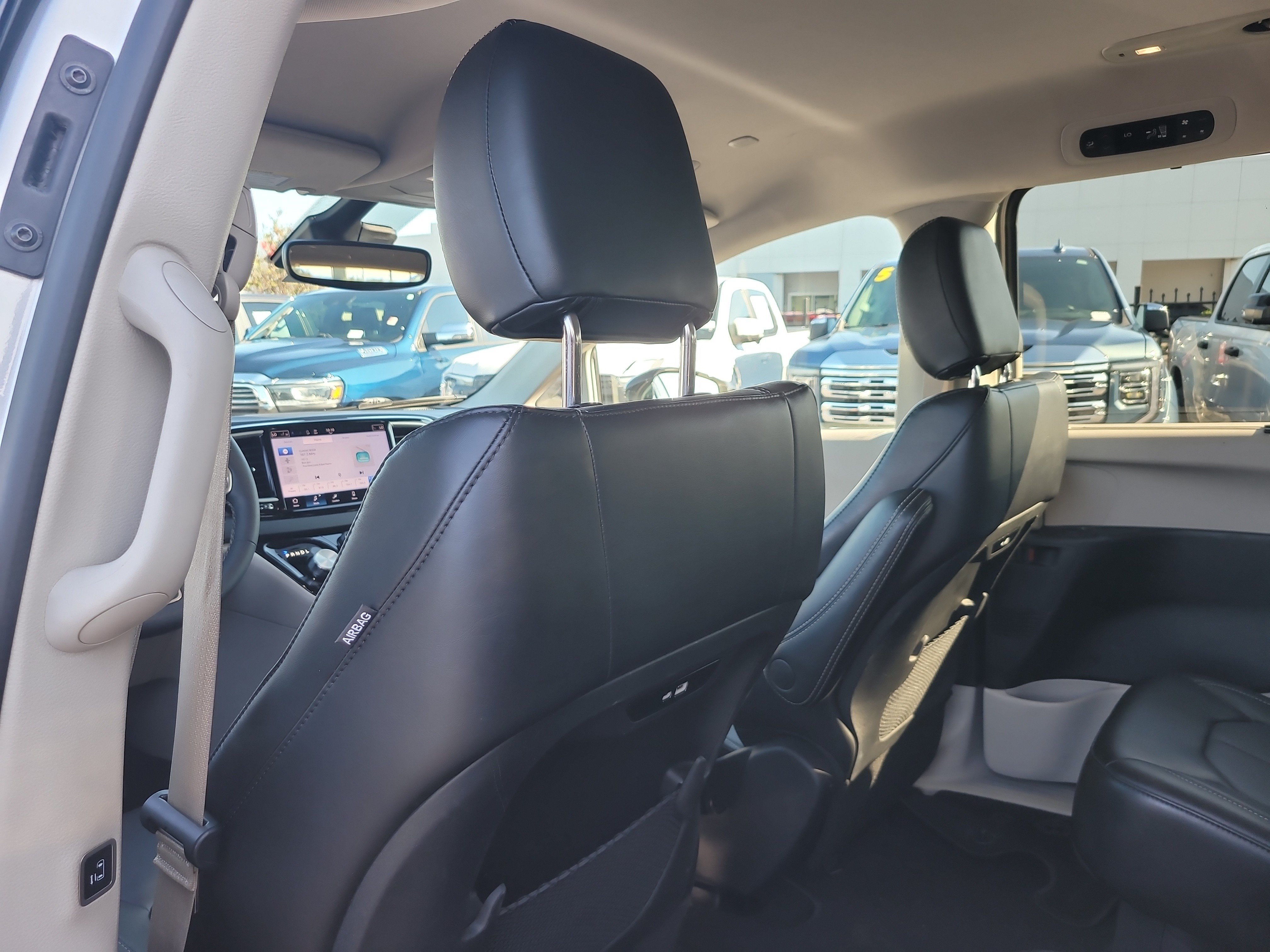 Used 2024 Chrysler Pacifica Touring-L FWD image 12