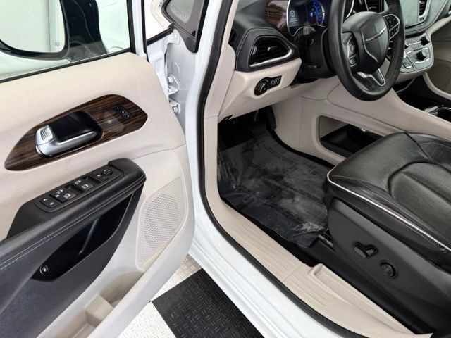 Used 2023 Chrysler Pacifica Limited FWD image 35