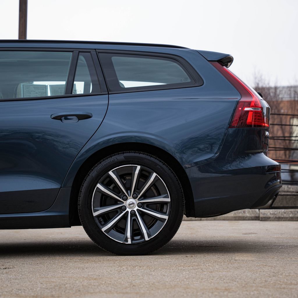 Used 2021 Volvo V60 T5 Momentum image 4