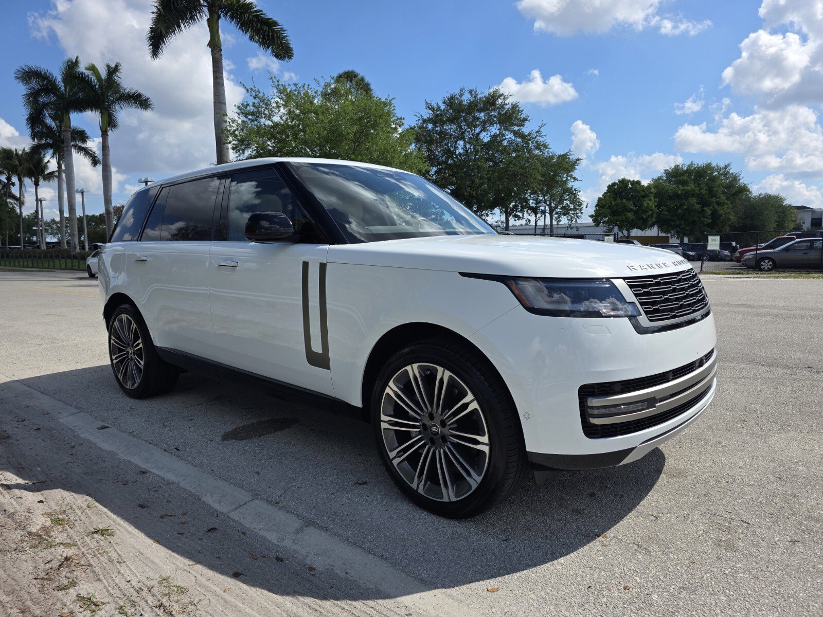 Used 2024 Land Rover Range Rover Long Wheelbase SE image 29