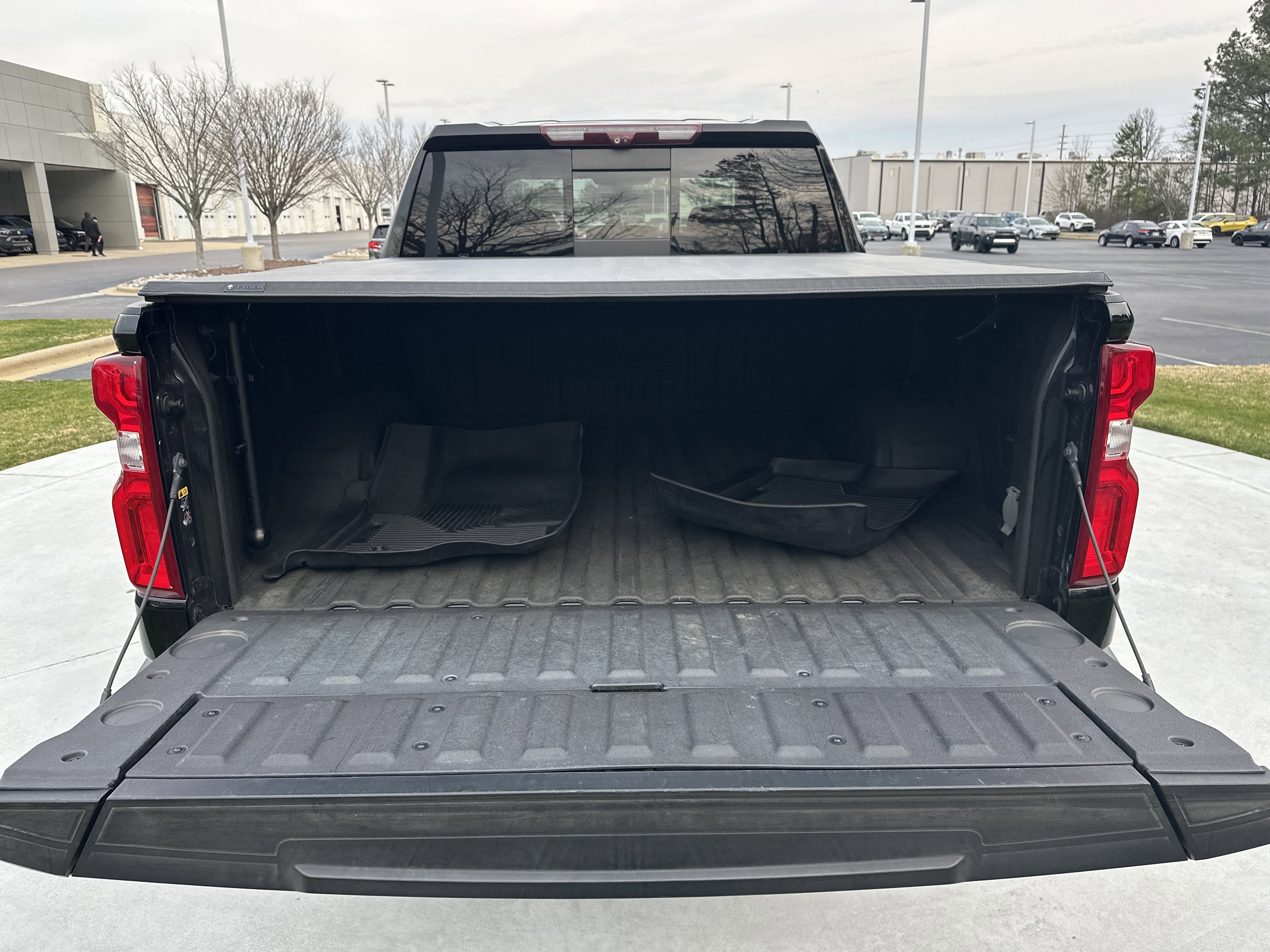 Used 2021 Chevrolet Silverado 1500 High Country w/ Technology Package image 32