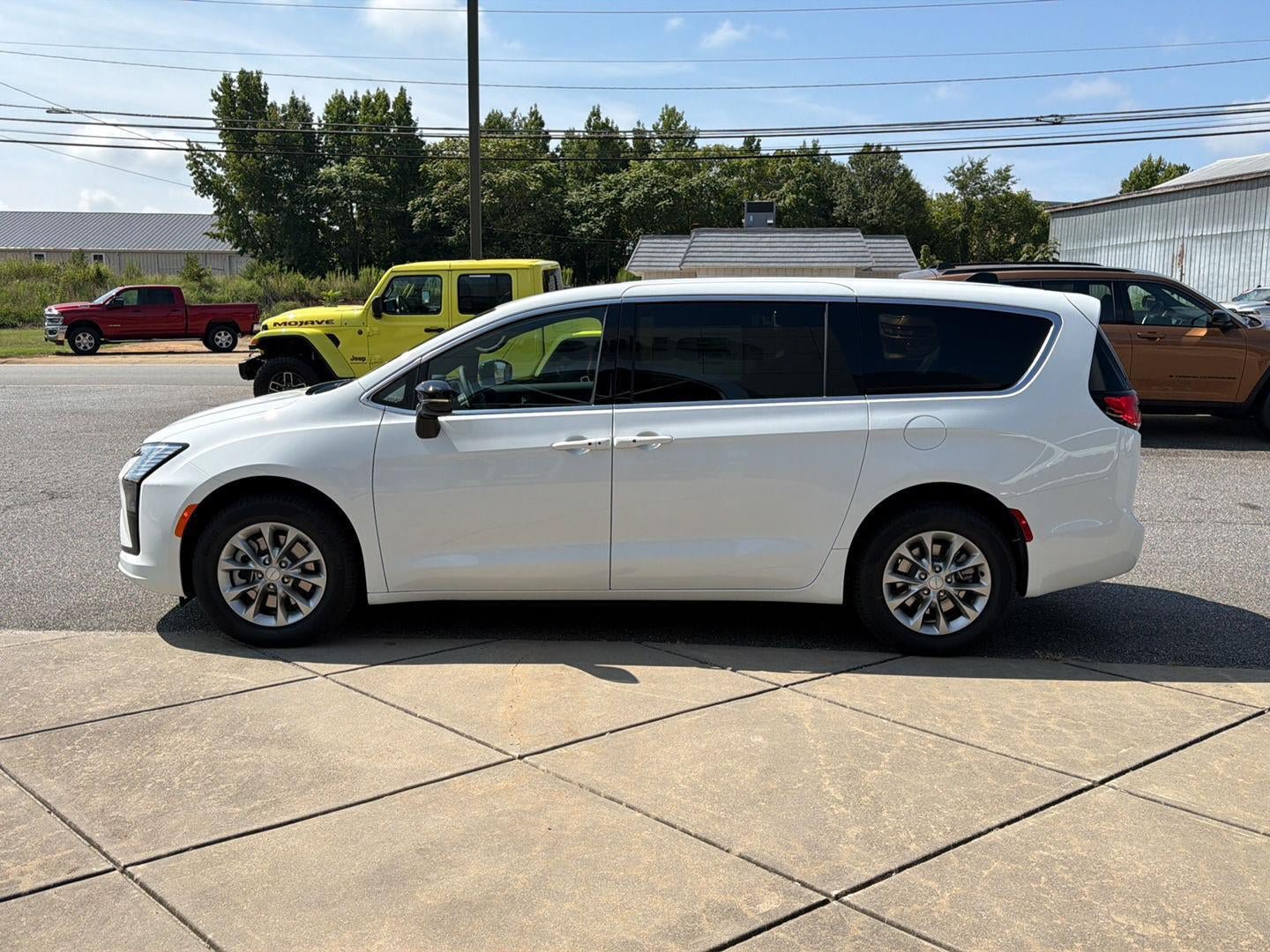 New 2027 Chrysler Pacifica Select AWD/4WD image 11