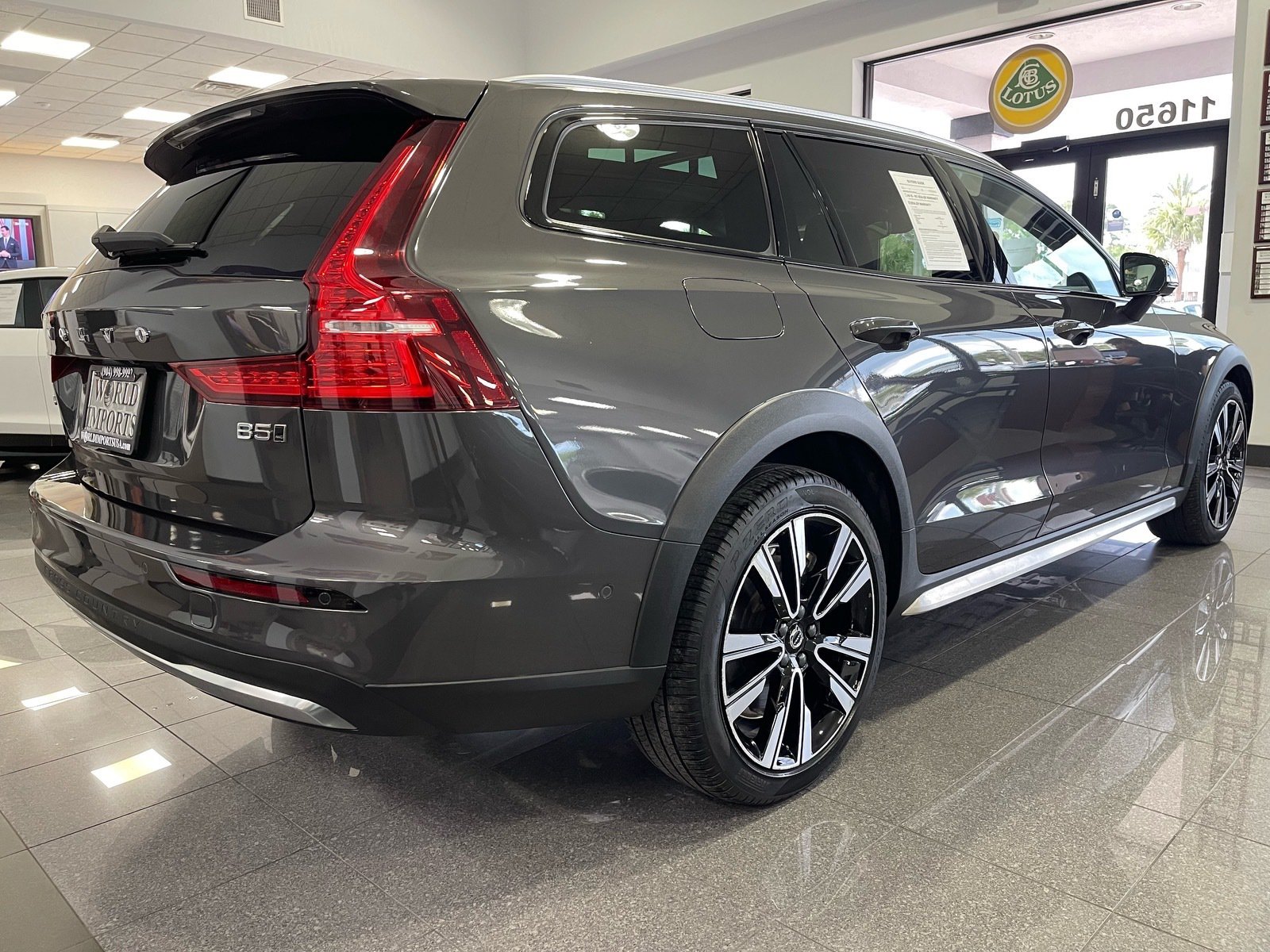 Used 2024 Volvo V60 B5 Cross Country Ultimate AWD/4WD image 5