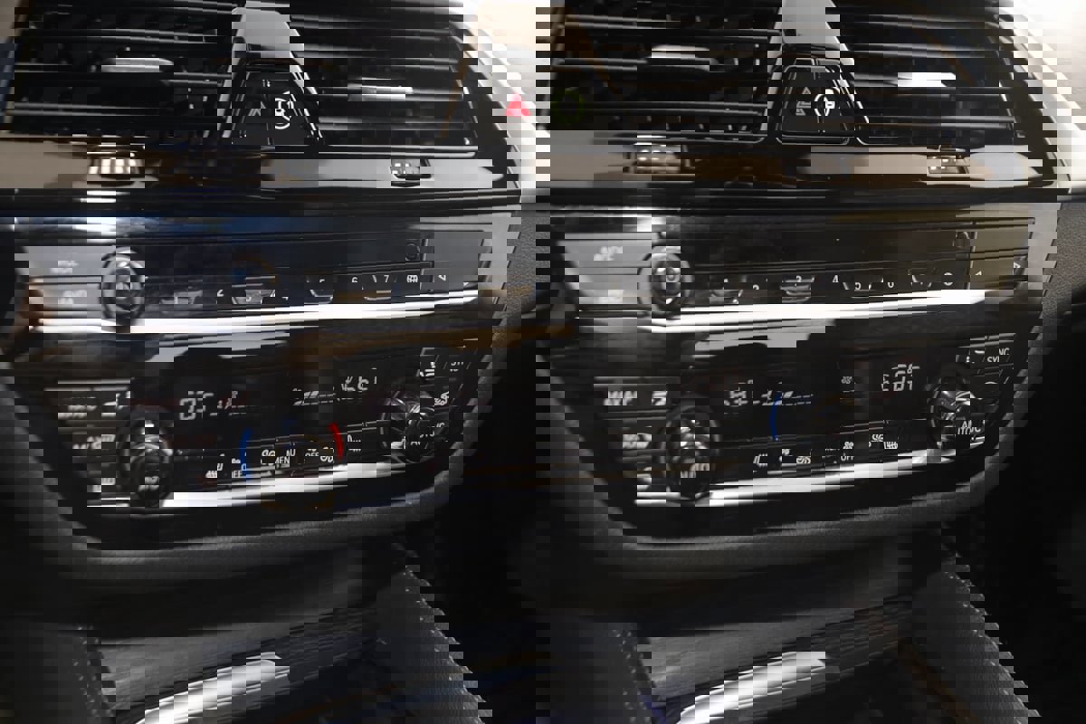 Used 2023 BMW M550i xDrive w/ Executive Package image 38