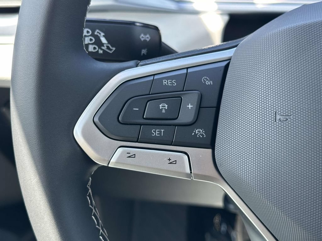New 2026 Volkswagen Taos SE FWD image 17