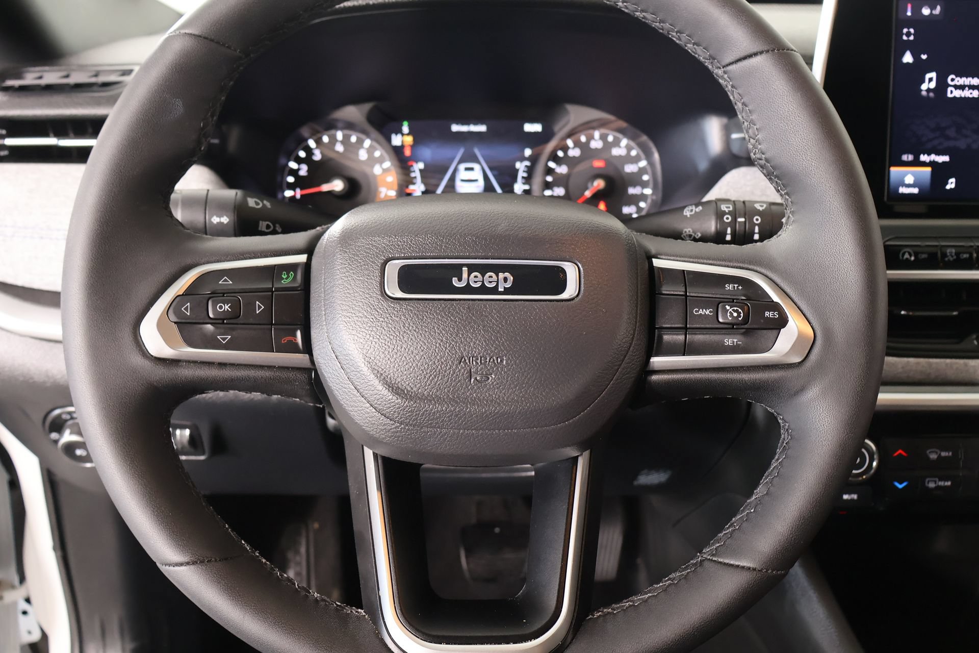 Used 2025 Jeep Compass Latitude AWD/4WD image 3