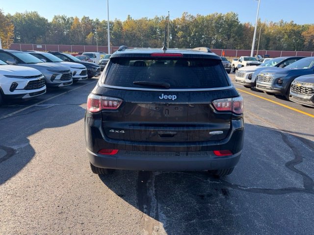 Used 2018 Jeep Compass Latitude w/ Popular Equipment Group AWD/4WD image 5