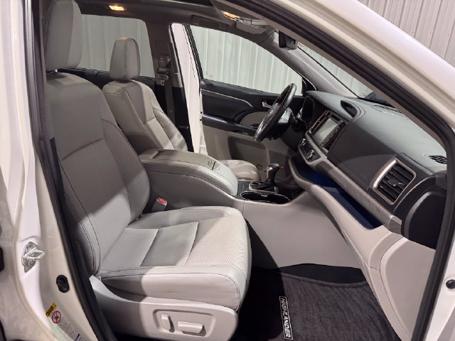 Used 2018 Toyota Highlander Limited Platinum AWD/4WD image 25