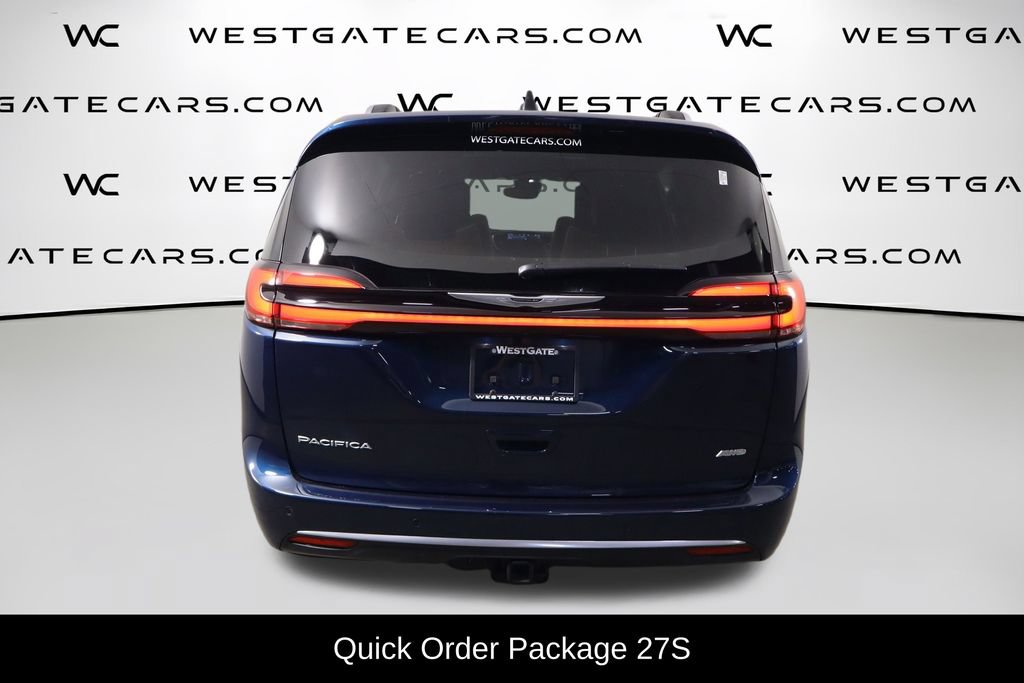 Used 2025 Chrysler Pacifica Pinnacle w/ Trailer Tow Group AWD/4WD image 4