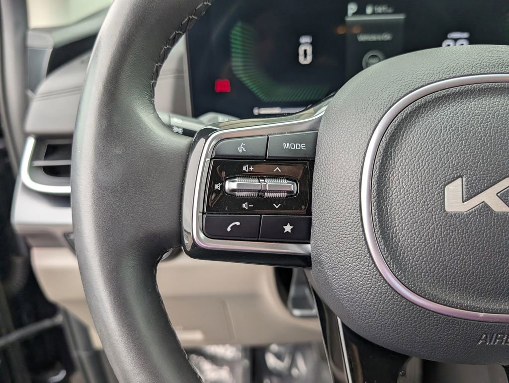 Used 2025 Kia Carnival FWD image 24